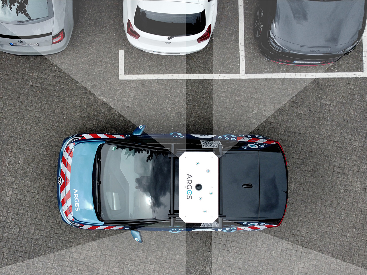 Das ARGOS Scan-Car scannt im Vorbeifahren, mithilfe von vier Kameras auf dem Dach, die Kennzeichen der parkenden Autos
